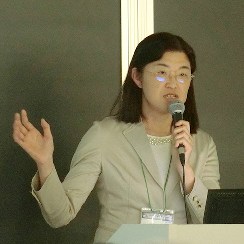 写真：セミナーで講演する川原千香子先生