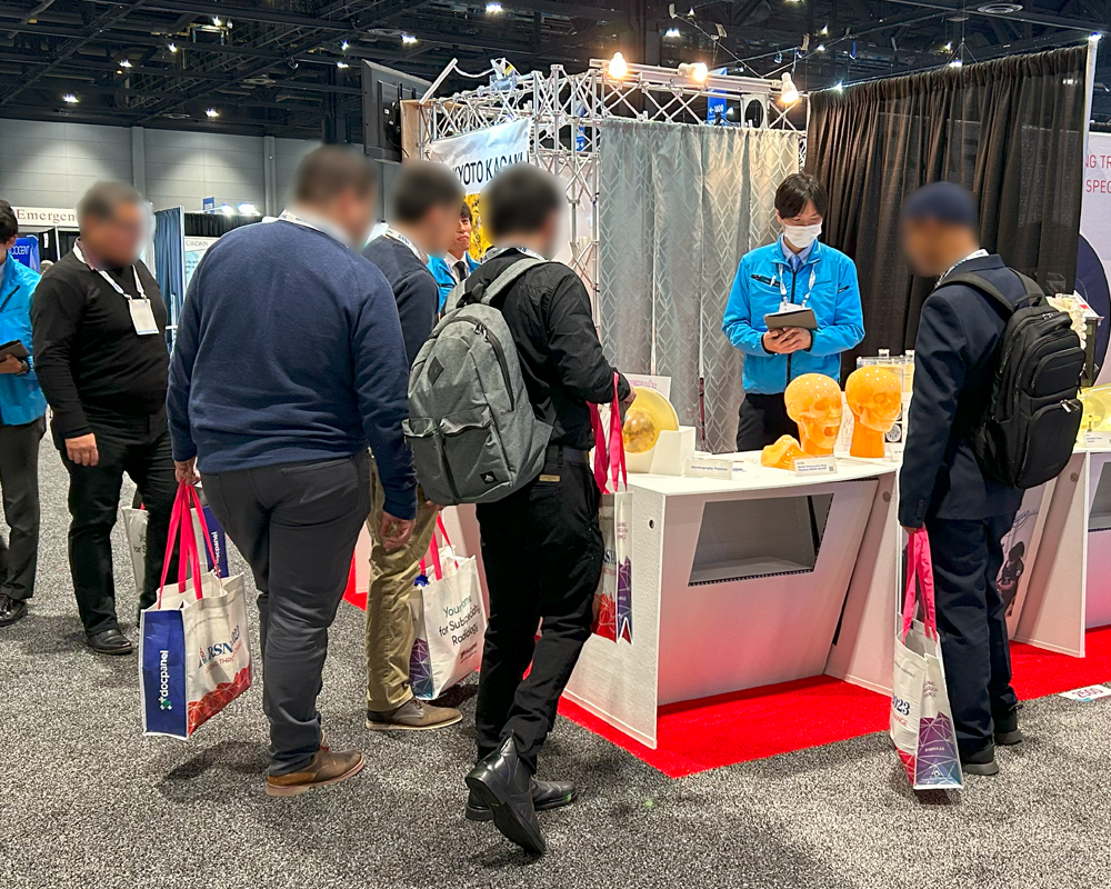 RSNA2023の展示会場に人が集まっている様子