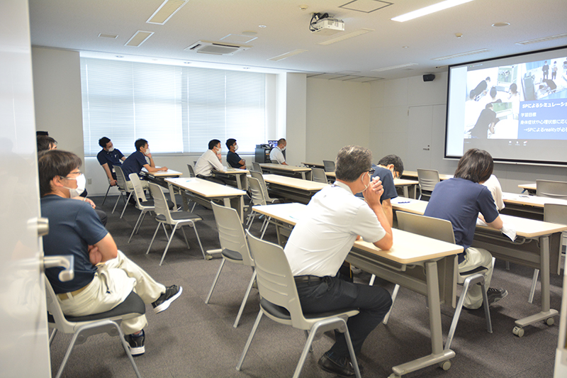 セミナーの様子を見つめる京都科学社員