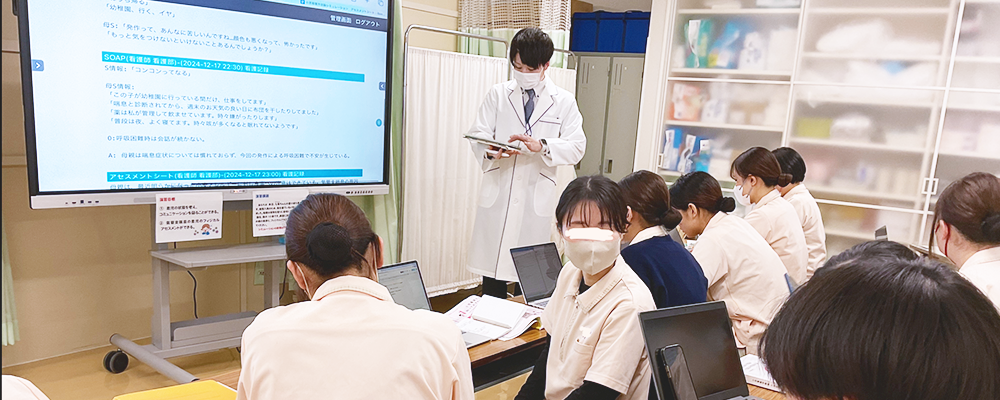 呼吸器をつけベッドに横たわる小児の身体診察シミュレータ