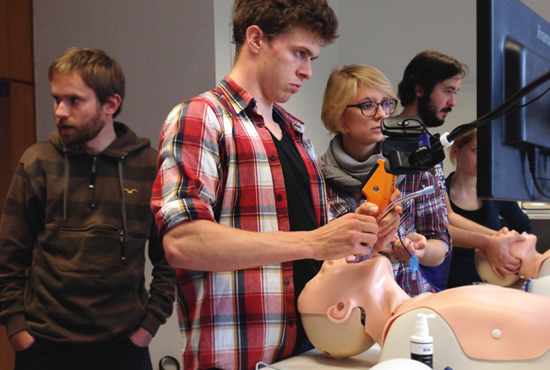 LernKlink_Medical student peer-tutors practicing the intubation procedure with a video laryngoscope