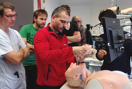 LernKlink_Faculty member (anesthesiologist) demonstrating an intubation